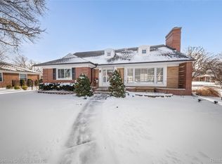 1331 Fairholme Rd, Grosse Pointe Woods, MI 48236