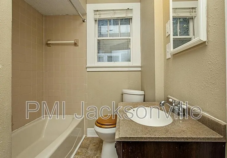 1211 Hollywood Ave — Photo 6