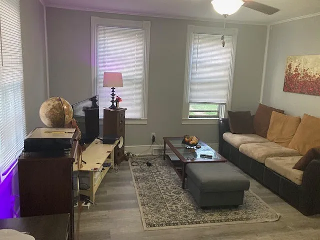 4 bed, 1333 sqft, $2,476 — Photo 2