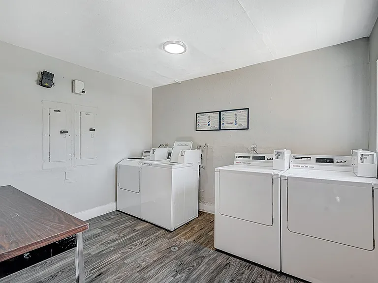 Stewart Arms - Apartments For Rent Las Vegas - Newly Renovated