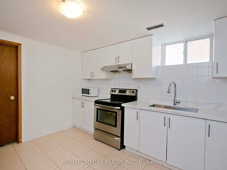 19 Oldborough Cir #SEMI BASEMENT — Photo 3