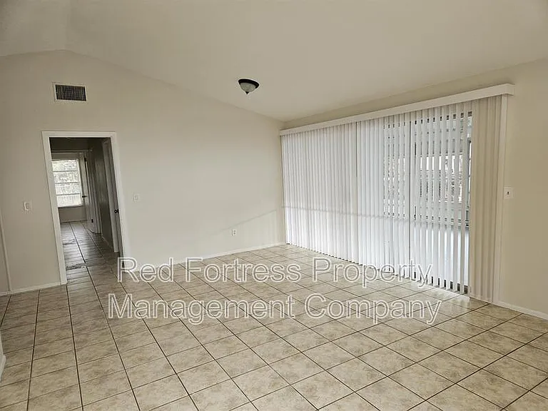 1635 Newport Ct — Photo 3