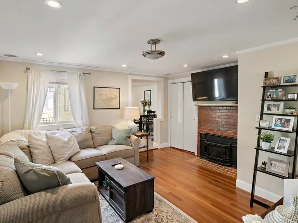 14 Monument St APT 1, Charlestown, MA 02129