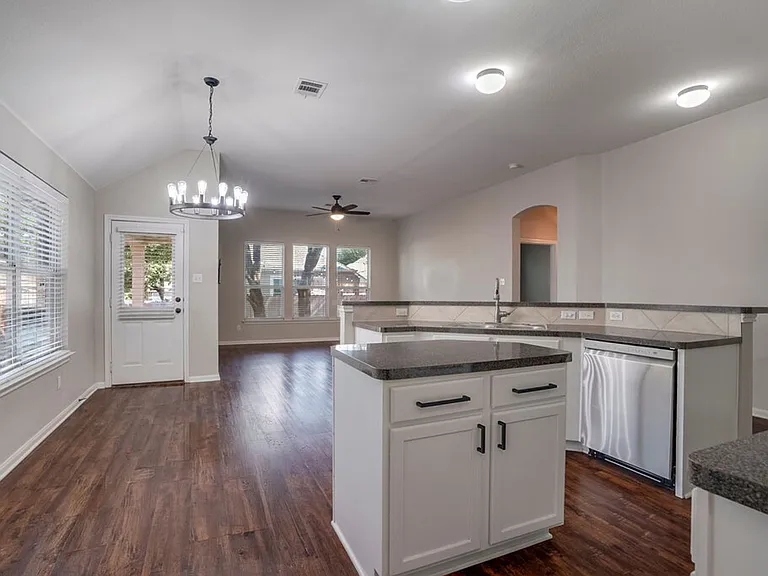 2985 Overland St — Photo 7