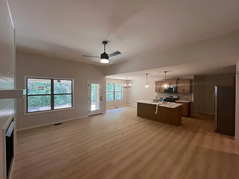 664 W Brook Hollow Rd — Photo 3