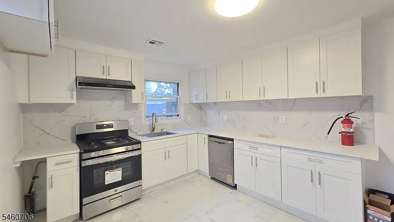 3 bed, 1.0 bath, 1000 sqft, $2,500 — Photo 3