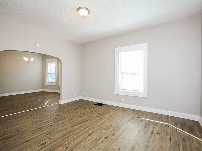 614401_018_living_room_13184329.jpg