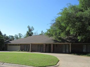1616 Westminster Pl, Nichols Hills, OK 73120