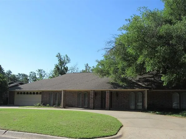 1616 Westminster Pl, Nichols Hills, OK 73120
