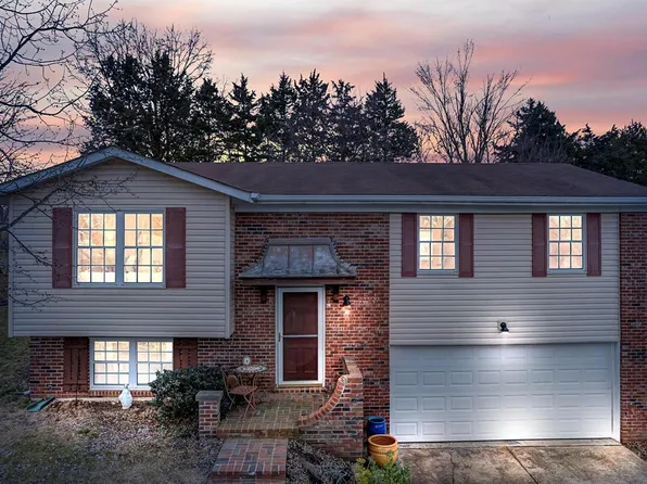 1386 Premio Dr, Fenton, MO 63026