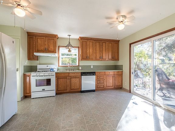4th image of 14312 SE Cedar Ave