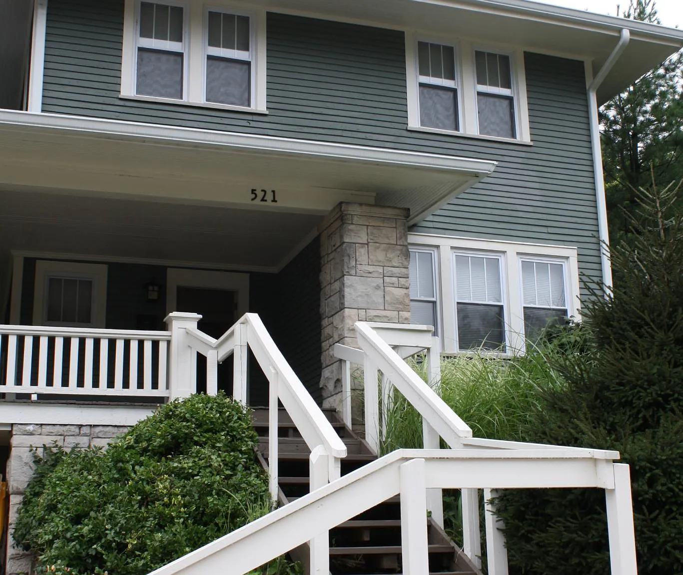6 bed, 2.5 bath, 2328 sqft, $8,100 — Photo 2