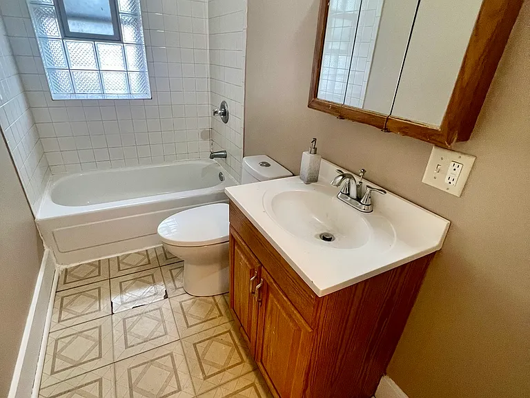 241 Ogden St #2R — Photo 6