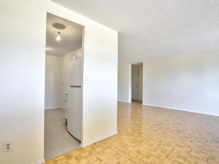 666 King St E — Photo 27