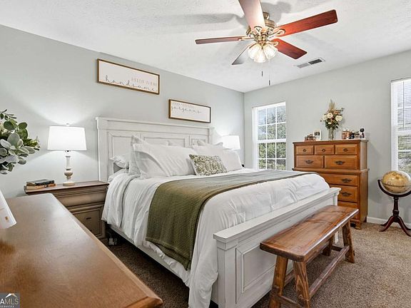 4th image of 378 Baugh St