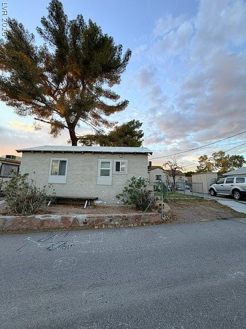 1st image of 705 A Ave #1/2