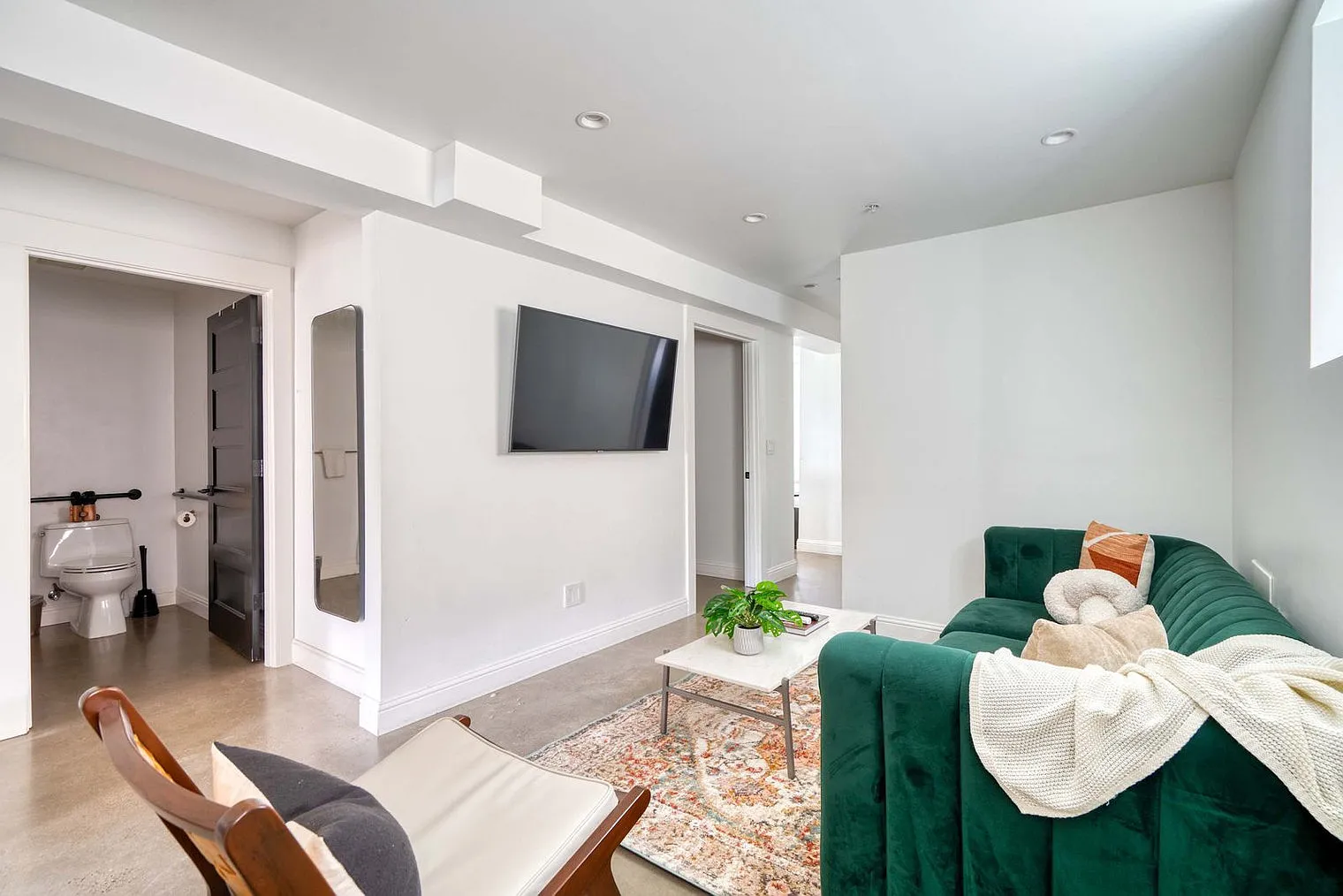 3 bed, 2.0 bath, 1033 sqft, $5,789 — Photo 4