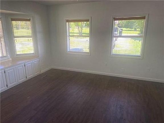 2nd image of 830 Palm Dr