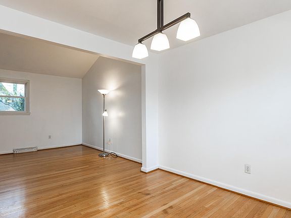 3rd image of 2203 Carlton Ln