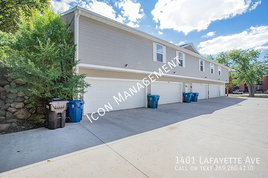 Lease Special! Close To Wmu With Garages — Photo 3