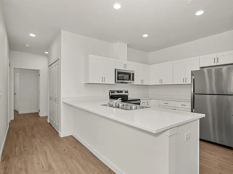 505 E Hawthorne Rd #305 — Photo 4