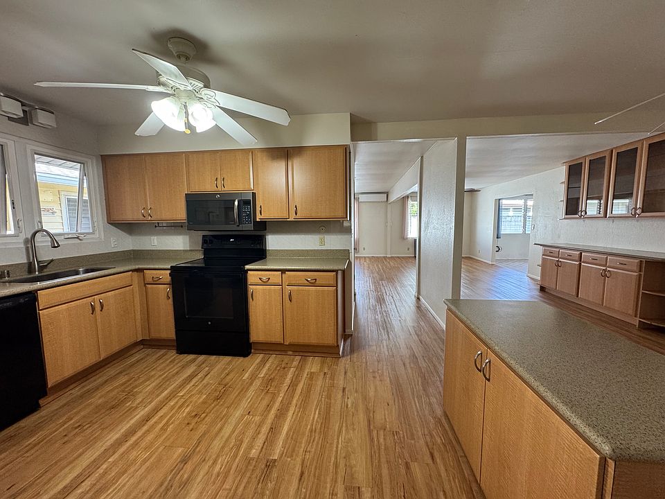 Open kitchen with a movable island.