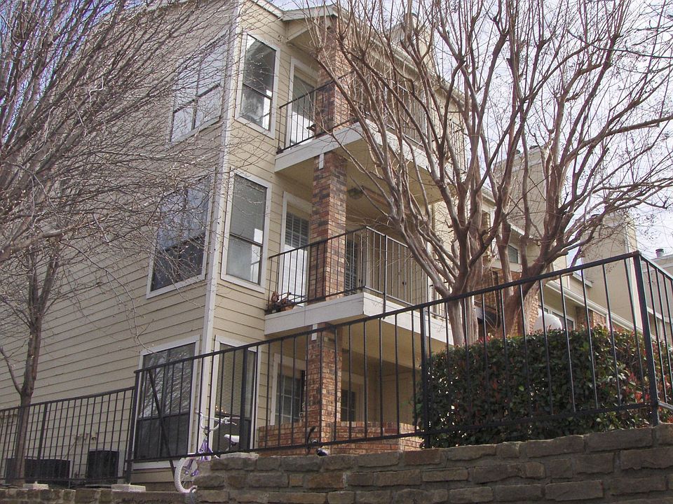 Just Reduced !! Adorable 2nd Floor Corner Unit w/View of Pool & Lake   