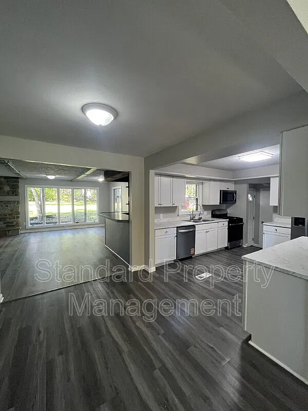 5 bed, 2.0 bath, 2159 sqft, $2,975 — Photo 4