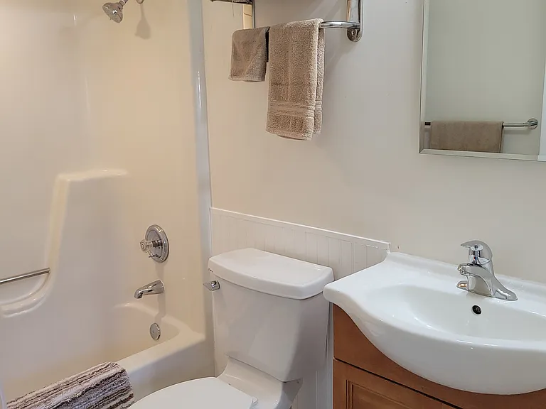 Bath 1 with 2nd set of towels