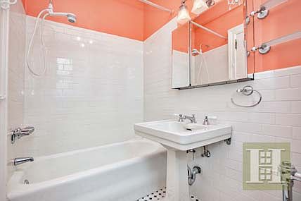 4th image of 157 E 72nd St APT 15F