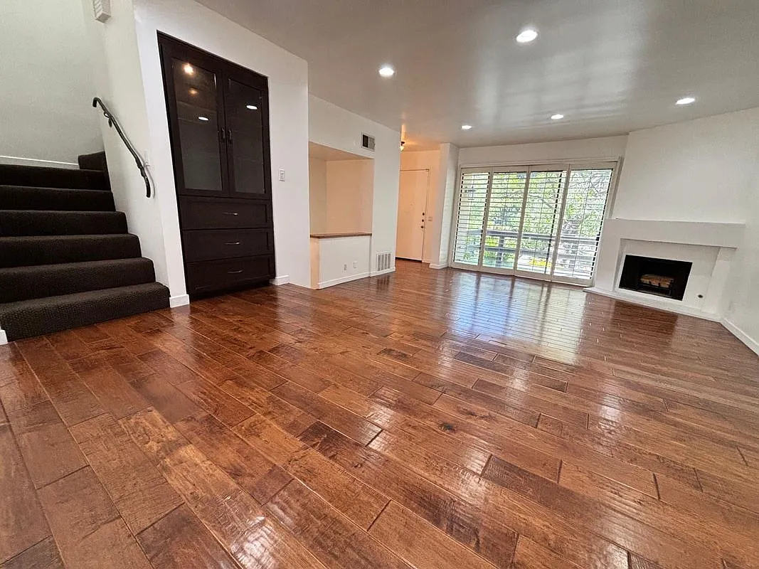 3 bed, 3.0 bath, 1631 sqft, $4,750 — Photo 3