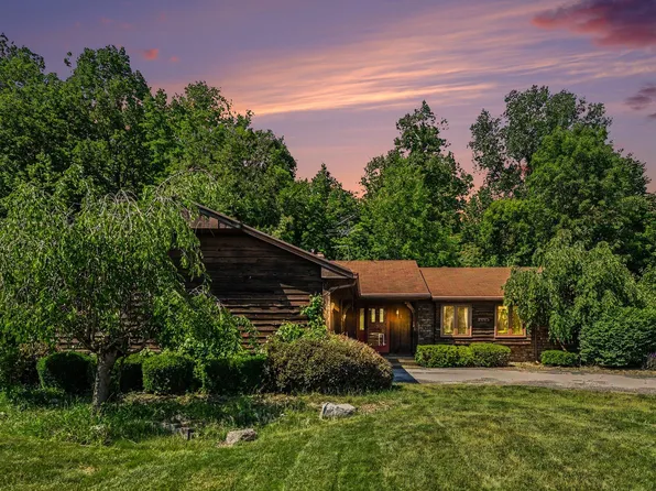 2085 Jamestown Dr SE, Kentwood, MI 49508
