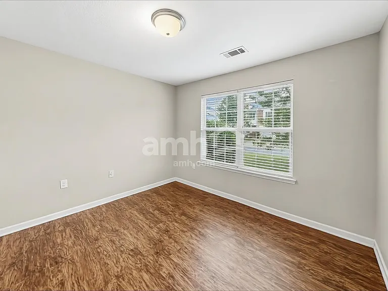 410 Lind Point Ln — Photo 11