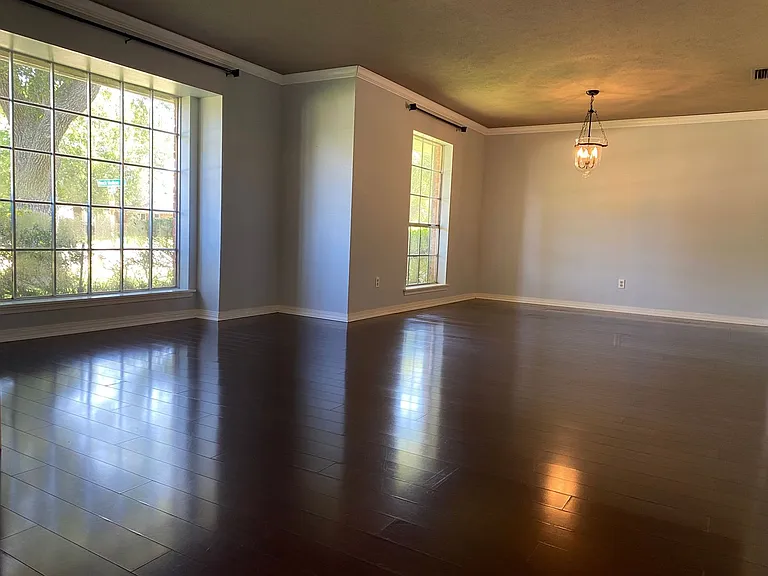 601 Rock Hollow Dr — Photo 2