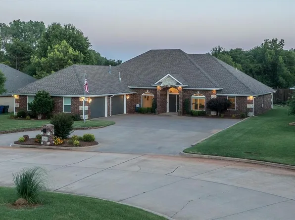 2827 Country Club Dr, Chickasha, OK 73018