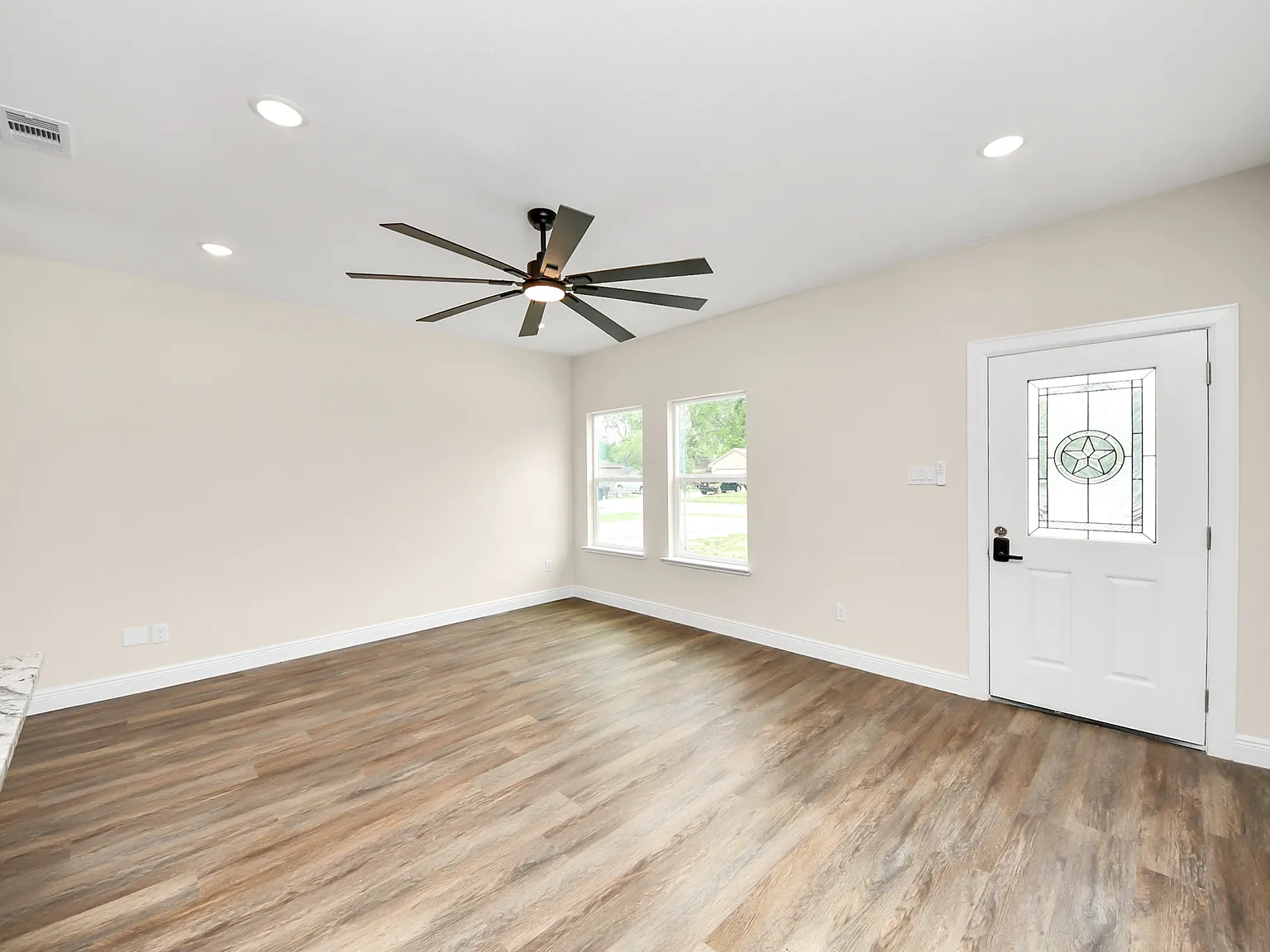 3 bed, 2.5 bath, 1300 sqft, $2,400 — Photo 4