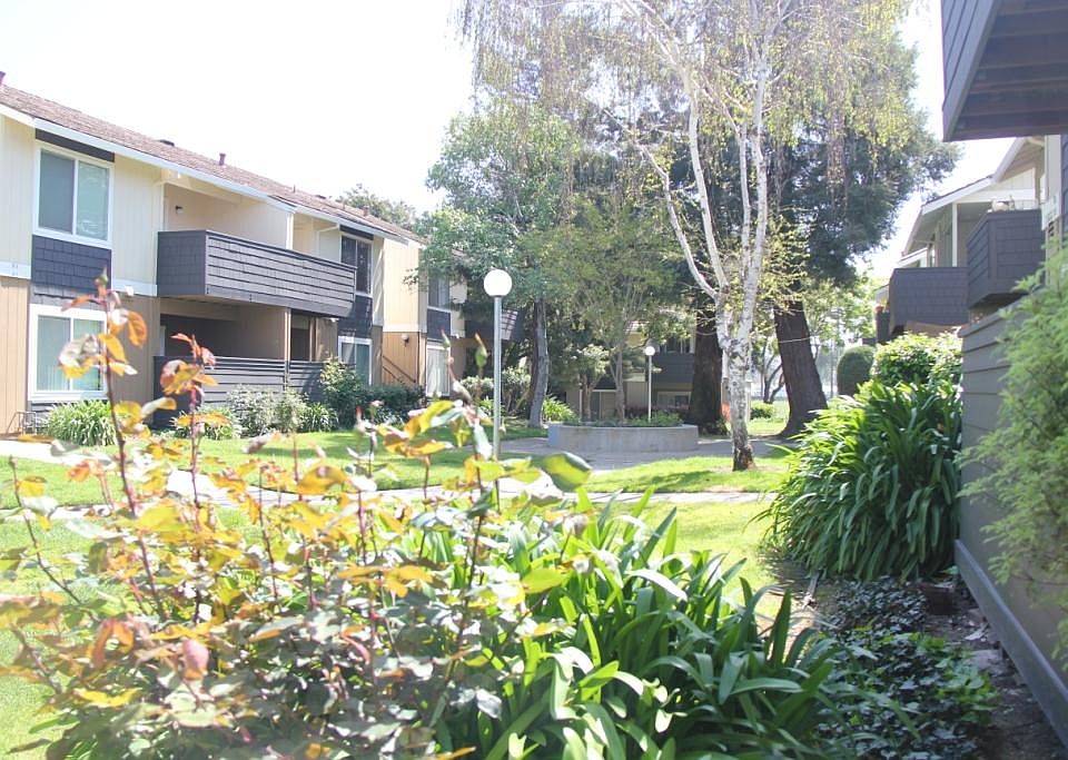 1st image of 2567 Easton Ln