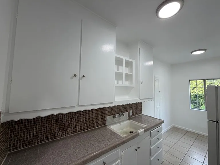 512 N Alexandria Ave — Photo 9