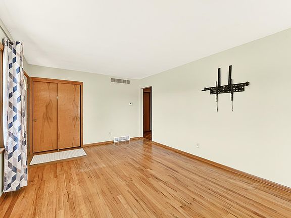 5th image of 2031 17 1/2 St NW