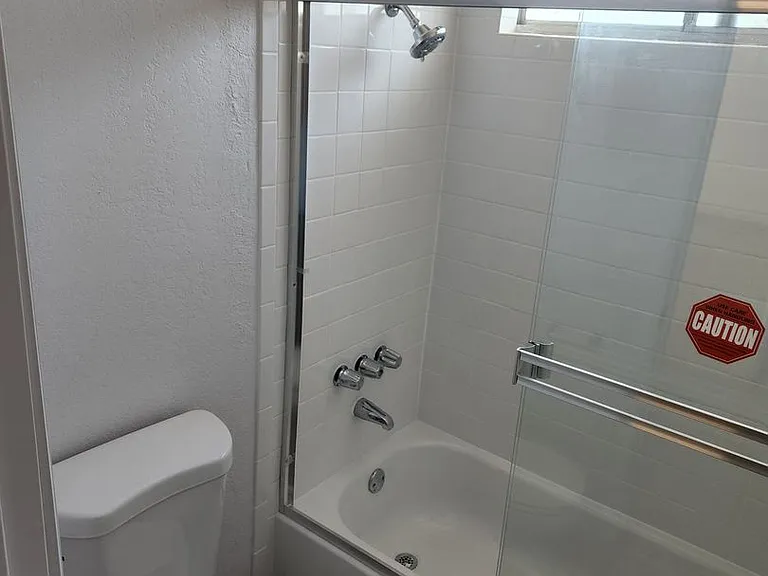 NO A/P: Reseda 5809 — Photo 30