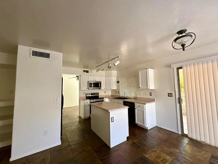 326 N Pioneer St — Photo 9