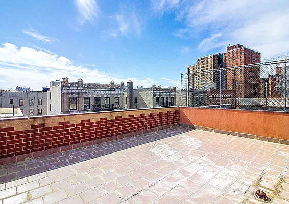 Sold by SR8 REALTY LLC | media 21