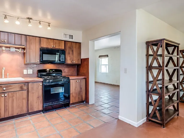 3913 E Montecito St — Photo 11