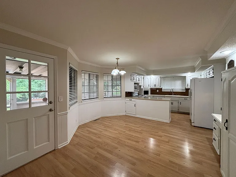 15045 Switzer Rd — Photo 2