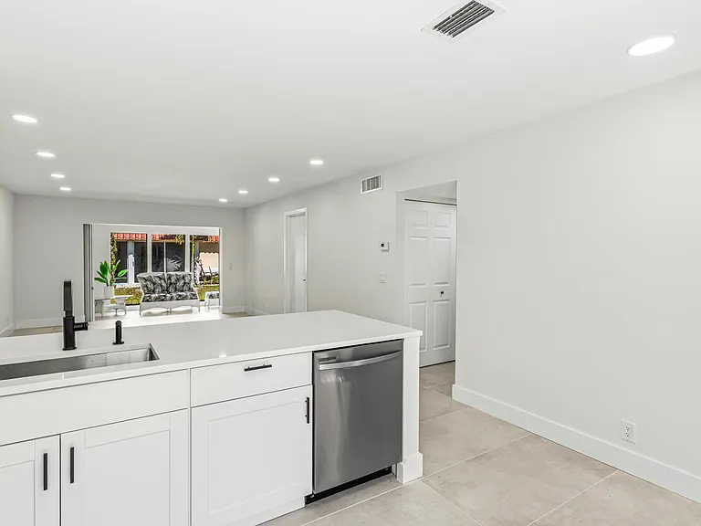 733 Nantucket Cir — Photo 6
