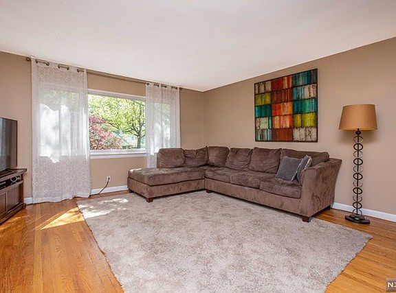4th image of 980 Eastlawn Dr