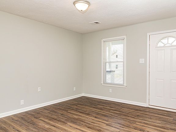3rd image of 410 Dallas Ave