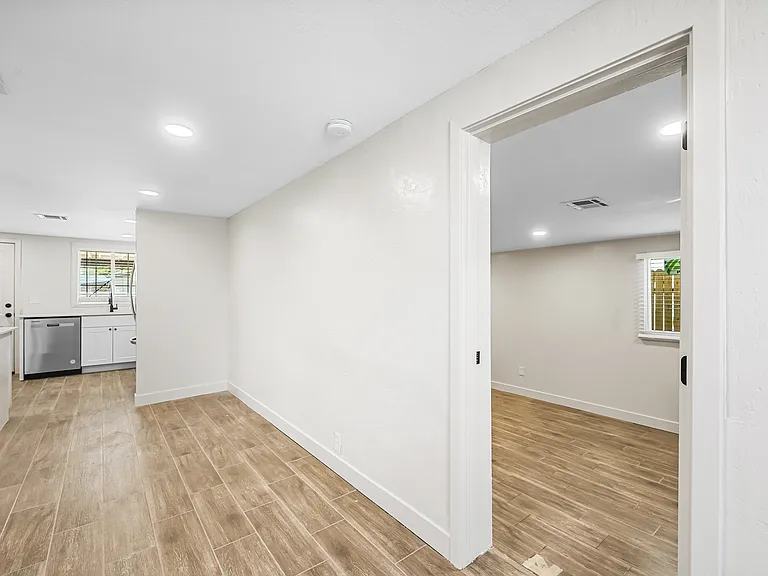 750 W 1st St — Photo 10