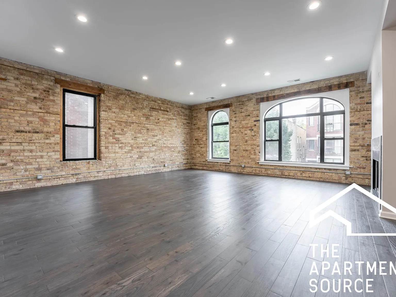 3 bed, 2200 sqft, $4,395 — Photo 2