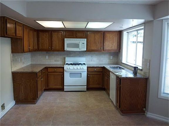 4th image of 2927 Colony Dr